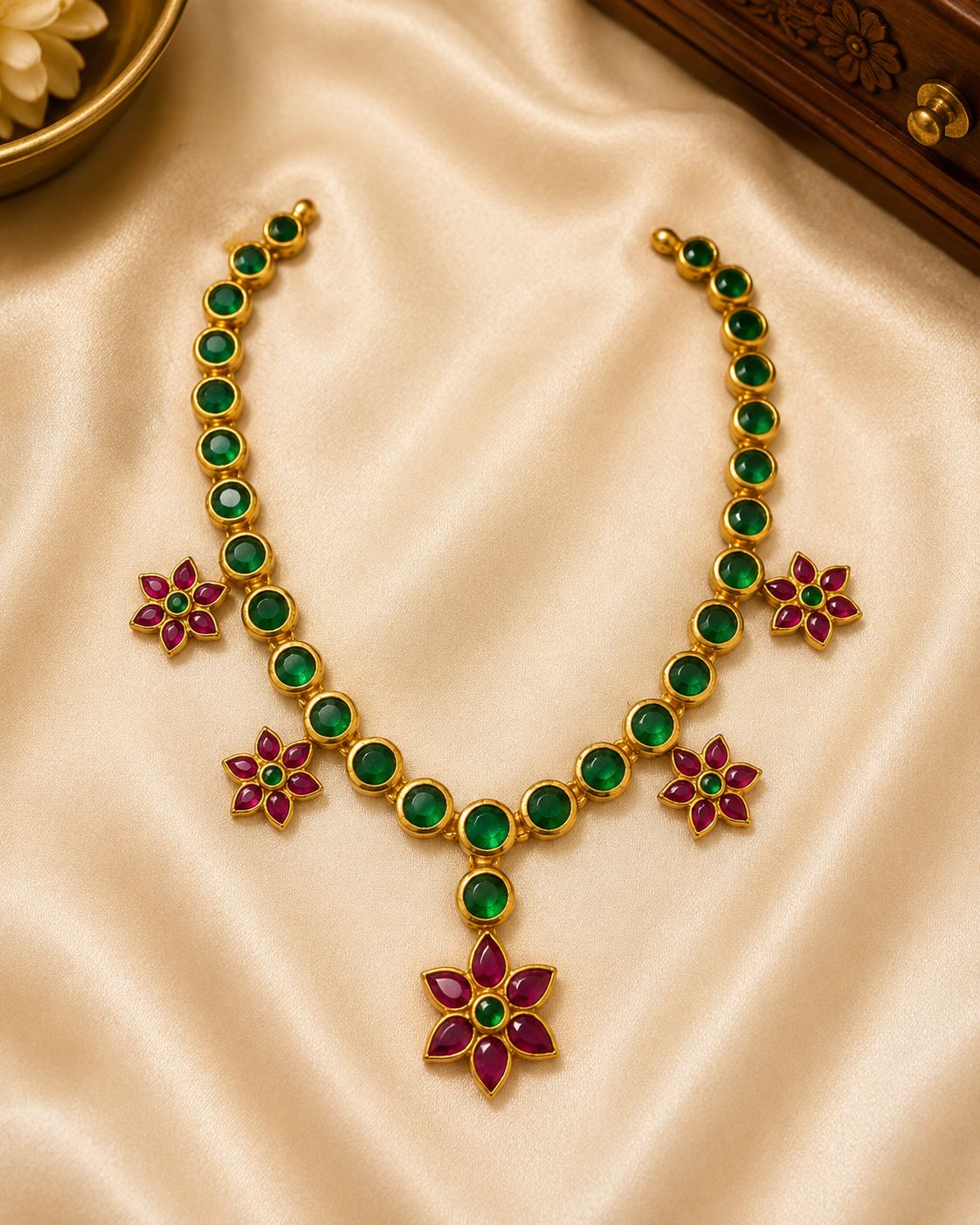 Emerald Pushpa Necklace